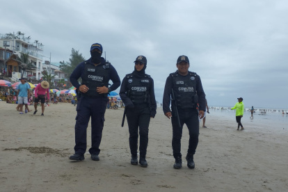 Policías resguardan una de las playas de Santa Elena.