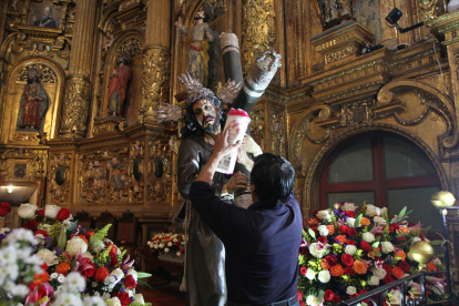Preparativos. Los fieles se acercaron a donar flores para las imágenes que serán parte de la procesión Jesús del Gran Poder.