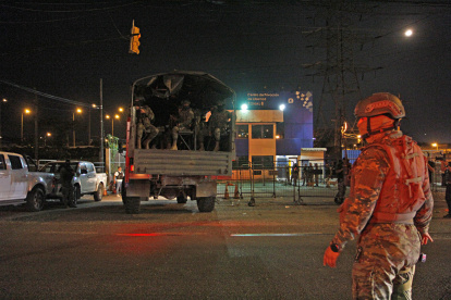 Luego de las 19:30 inició la intervención militar al interior de la cárcel tras los amotinamientos.
