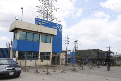 Noticias. Familiares de privados de libertad fueron a buscar información en los exteriores del penal.