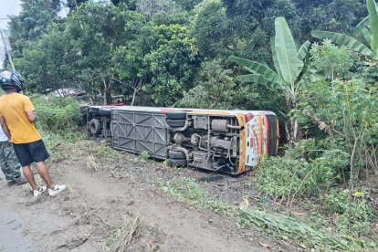 Esmeraldas. El autobús aparece a un costado de la vía hacia Quinindé.