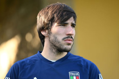 El jugador de la selección de Italia, Sandro Tonali tendrá que presentarse y responder ante la Federación Inglesa