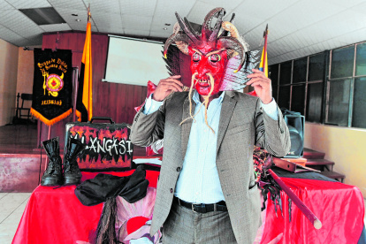 Representación. Tomás Cuichan es uno de los integrantes del grupo de los 26 diablos que se toman la iglesia de Amaguaña en Semana Santa.