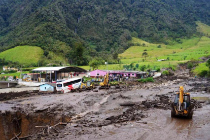 Daños. El material cubrió vías y afectó viviendas en Cartagena, Tulcán.