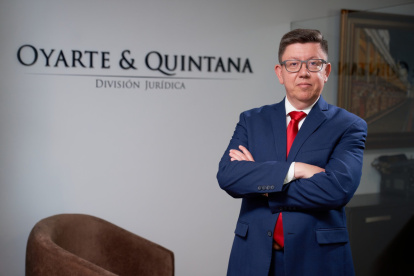 El abogado Rafael Oyarte en su despacho jurídico.