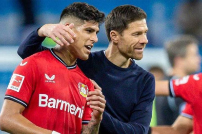 El director técnico español Xabi Alonso (d) habló sobre su continuidad en Bayer Leverkusen