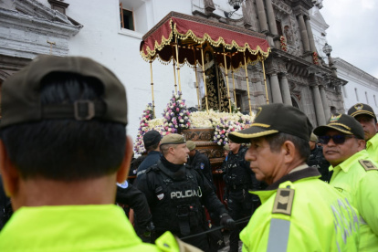 La presencia policial en la procesión Jesús del Gran Poder es evidente