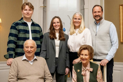 Harald de Noruega con su familia.
