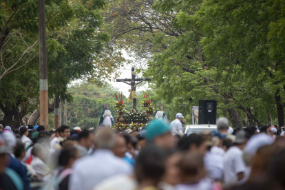 Devotos participan en el Santo Viacrucis este Viernes Santo, durante las celebraciones de Semana Santa en Managua.