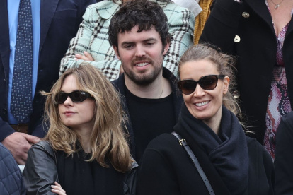 Stella Banderas con su novio y la pareja de su padre, Nicole.