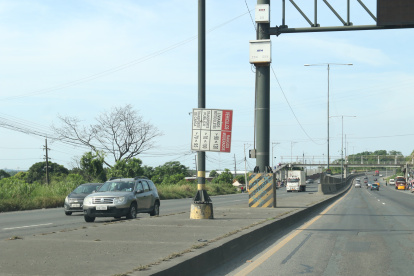 Perimetral. En la avenida hay varios letreros caídos o torcidos.
