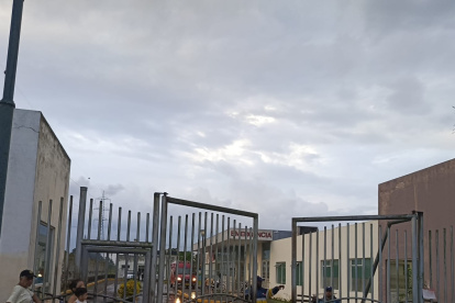 Los heridos son atendidos en una casa de salud.