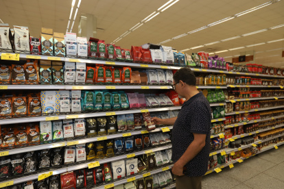 En las perchas de la cadena de supermercados de Megamaxi se ve una variedad de marcas de café especializado de origen ecuatoriano.