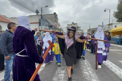 Las banderas tienen entre 15 y 20 metros y son arrastradas por las principales calles de Saquisilí.
