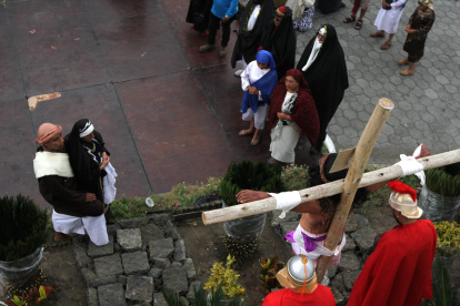 Al menos unas 30 personas entre adultos, adolescentes y niños seguían sus líneas sin equivocación.