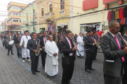 En Riobamba no solo se dieron procesiones sino que se desarrollaron caminatas con bandas musicales.