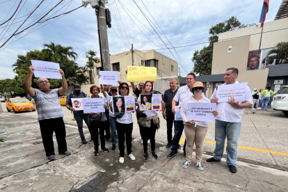 Los manifestantes se concentraron en el exterior del consulado en Guayaquil.