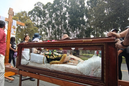 En Cuenca, uno de los mayores atractivos de la jornada fue el ataúd de vidrio.