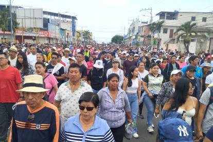 Miles de personas participaron de la caminata de fe