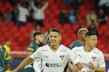 Alex Arce celebró su hat trick con Liga en la goleada a Imbabura