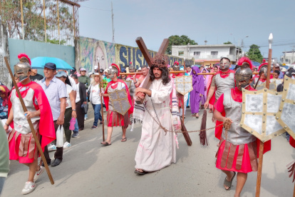 Se calculó que 5000 fieles acompañaron a la procesión del viacrusis de Cristo.