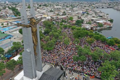 Evacuación.  Luego del mensaje de paz dado por monseñor Cabrera, se pidió que despejen el área para evitar riesgos.