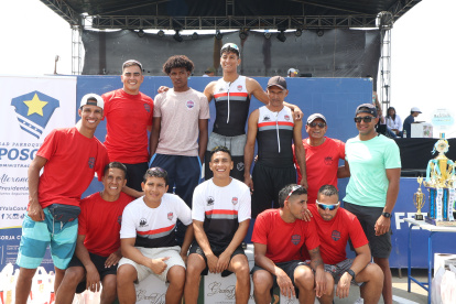 Los integrantes de las yolas Manuel Calle 1 y 2, segundos y primeros, respectivamente, en el podio final de la regata Guayaquil-Posorja.