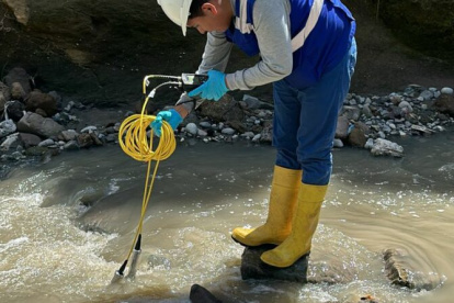 Se recolectaron muestras de agua para análisis en laboratorio.