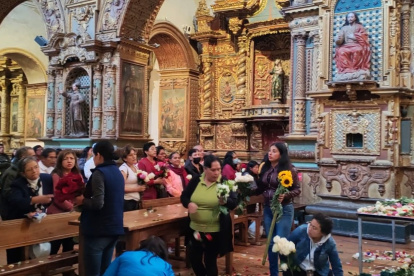 Son flores que adornaron las andas de San Juan, de la Virgen de los Dolores y de Jesús del Gran Poder.