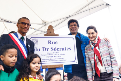 Saint-denis (France), 30/03/2024.- (From R to L) French Minister for Sport and the Olympic and Paralympic Games of France, Amelie Oudea Castera,Former Brazilian football player and Socrates" brother Rai and French Mayor of Saint-Ouen-sur-Seine, Karim Bouamrane, attend the inauguration of a street named of the late Brazilian soccer legend Socrates, in Paris Olympic Village, in Saint-Denis, near Paris, France, 30 March 2024. The name of the late Brazilian soccer legend Socrates has given to a street in the city of Saint-Ouen, near the capital Paris, in the presence of French Minister for Sport and the Olympic and Paralympic Games of France, Amelie Oudea Castera, Former Brazilian football player and Socrates" brother Rai and French Mayor of Saint-Ouen-sur-Seine, Karim Bouamrane (Brasil, Francia) EFE/EPA/Mohammed Badra