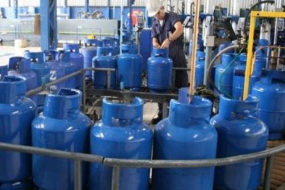 Distribuir.- Cilindros de gas licuado de petróleo (GLP) listos para l distribuición.