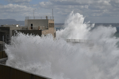PALMA DE MALLORCA, 27/03/2024.-Las olas rompen en el dique del oeste y pasan por encima de la escuela naútica, este miércoles en Palma de Mallorca. Los días festivos de Semana Santa estarán dominados por la borrasca Nelson que va a dejar fuertes rachas de viento, nieve, mal estado de la mar y sobre todo lluvias en casi toda la península, más abundantes en el oeste y franja central peninsular y menos probables en el área mediterránea y Baleares.-EFE/ Miquel A. Borràs