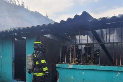 Personal del Cuerpo de Bomberos acudió al sitio para controlar el incendio