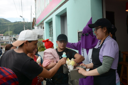 Para la elaboración cuidan cada detalle. Los helados de grillo y de cannabis están entre los preferidos de los turistas.