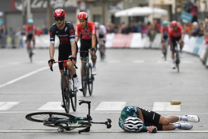 El debate sobre cómo proteger a los ciclistas en las caídas propicia que se experimente con un "airbag". En la foto, caída de un participante en llegada de la Clásica de Almería.