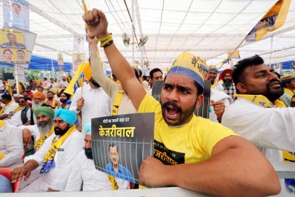 New Delhi (India), 31/03/2024.- Supporters of Aam Admi party (AAP) and members of the Indian National Developmental Inclusive Alliance (I.N.D.I.A), a multi-party political alliance of 40 political parties against ruling and Narendra Modi led Bhartiya Janta party, shout slogans and hold placrds in support of Kejriwal during a rally in Ram Leela ground in New Delhi, India, 31 March 2024. Thousands of INDIA workers and top leaders held a rally to protest the arrest of AAP national convenor and Delhi Chief Minister Arvind Kejriwal by the Directorate of Enforcement (ED), a domestic law enforcement agency responsible for enforcing economic laws and controlling economic crimes, over the alleged irregularities in Delhi"s liquor excise policy case on 21 March. (Protestas, Nueva Delhi) EFE/EPA/HARISH TYAGI