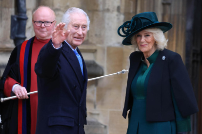 El rey Carlos de Inglaterra y la reina Camilla en la misa de Pascua, este domingo.