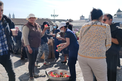 El sábado 30 de marzo de 2024 un grupo de la Pastoral repartió alimentos cerca a la entrada principal de la iglesia de San Francisco.