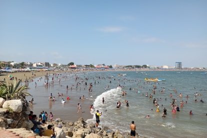 Los turistas comenzaron a llegar a Playas desde el viernes y ya el sábado el balneario lucía lleno.