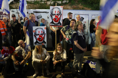 Jerusalem (-), 31/03/2024.- Anti-government protesters hold Israeli flags and placards with an image of Israel"s Prime Minister Netanyahu during a rally calling for the release of hostages held by Hamas and the Israeli prime minister"s resignation outside the Knesset, the Israeli parliament, in Jerusalem, 31 March 2024. According to the Israel Defense Forces (IDF), 134 Israeli hostages are currently being held by Hamas in Gaza. Protesters declared four days of demonstrations outside the Knesset, including setting up tents until the return of all the hostages and an immediate dissolution of Israel"s government. More than 32,700 Palestinians and over 1,450 Israelis have been killed, according to the Palestinian Health Ministry and the Israel Defense Forces (IDF), since Hamas militants launched an attack against Israel from the Gaza Strip on 07 October 2023, and the Israeli operations in Gaza and the West Bank which followed it. (Protestas, Jerusalén) EFE/EPA/ABIR SULTAN