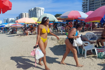 Los turistas disfrutaron hasta el último día del feriado en las playas de Salinas.