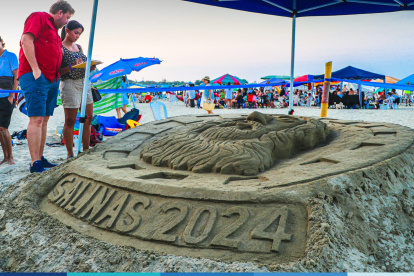 Las esculturas de arena fueron uno de los atractivos admirados por lis turistas.