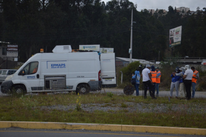 Un equipo de la Unidad de Inspección Televisiva de la Epmaps ingresó un robot a las alcantarillas para determinar de dónde proviene la posible descarga de agua contaminada
