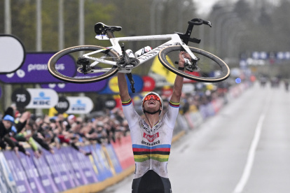 Mathieu van der Poel (Alpecin Deceuninck), tras cruzar la meta en la última etapa.