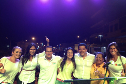 Pablo Andrés Muentes Alvarado (camiseta polo) fue candidato para la Asamblea de 2013, por el distrito 3. En la foto de campaña aparece Cristina Reyes, jefa en su momento de Mayra Salazar. Esta última era la operadora de Pablo Muentes Alarcón, señalado en caso Purga, al igual que su hijo, según la Fiscalía