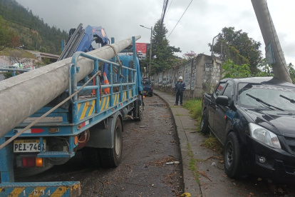 Un vehículo se impacto sobre un poste de luz en la Av. Simón Bolívar