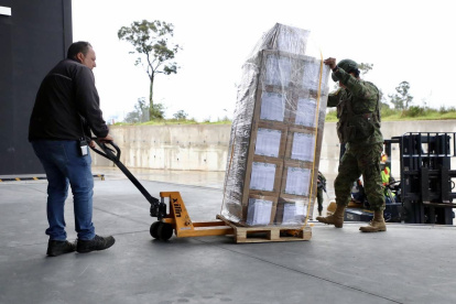 El material electoral se envía a las zonas del exterior desde las bodegas de la Empresa Integradora Montgar.