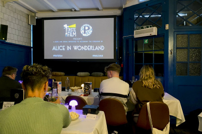 Instantes previos a la emisión de la película "Alicia en el país de las maravillas" en un restaurante de Londres.