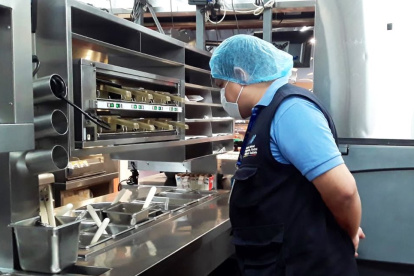 Operativo.- Uno de los controles que Arcsa realizó el fin de semana que incluyó patios de comida de centros comerciales.