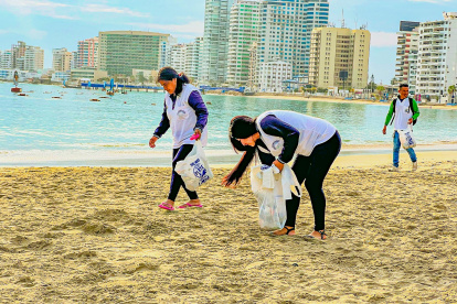 Se encontró restos de comida, tarrinas y botellas plásticas.